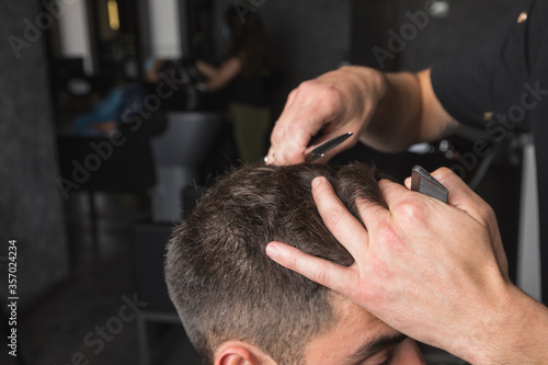 hombre peluquero cortando el pelo a cliente