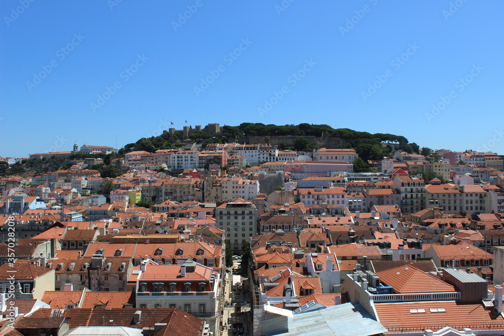 Paisaje de la ciudad de Lisboa con el castillo al fondo