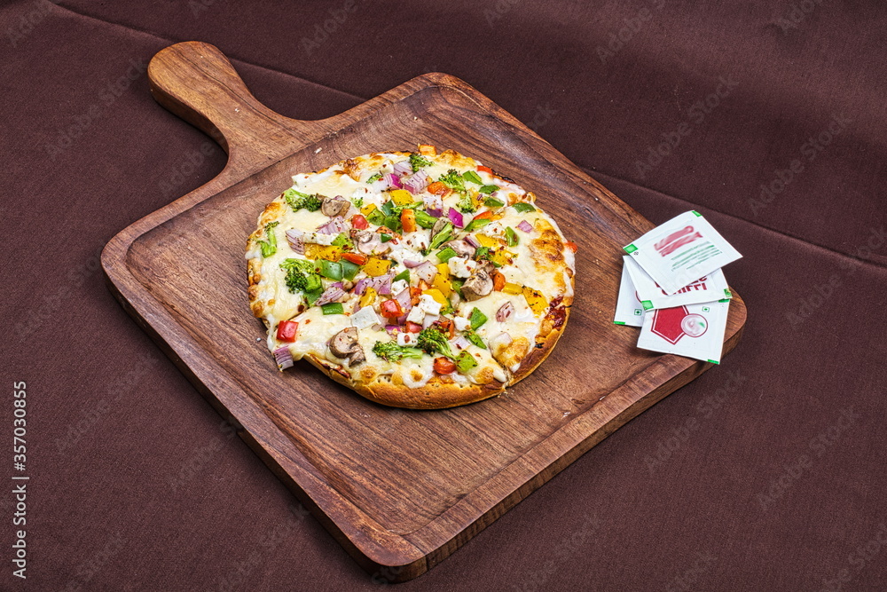 Fotografie Paneer pizza with vegetables and cheese