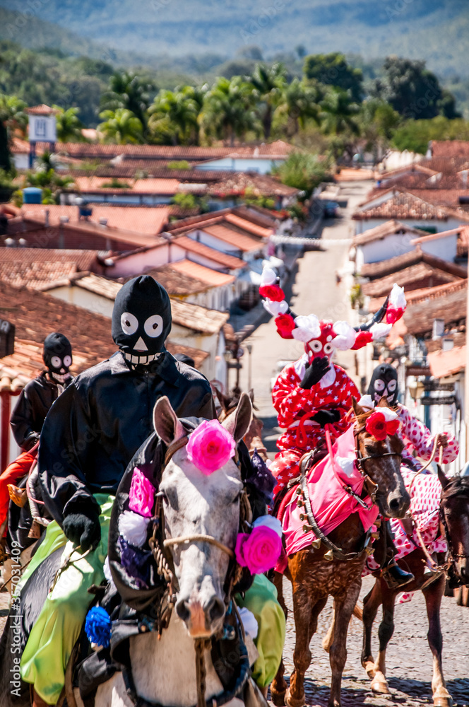 As cavalhadas são representações teatrais com base na tradição européia da Idade Média, as mais importantes cavalhadas ocorrem na cidade de Pirenópolis, Goiás, Brasil