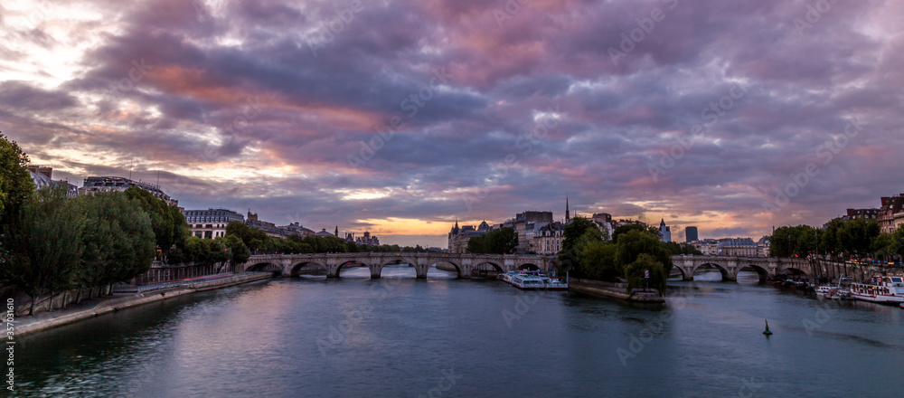 Φωτογραφία Panoramic view at dawn of the Seine looking towards Ile de la Cite in Paris, Fra