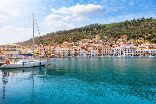 Blick auf den idyllischen Hafen mit Segelbooten und smaragdgrünem Meer in Gytheio, Peloponnes, Griechenland,