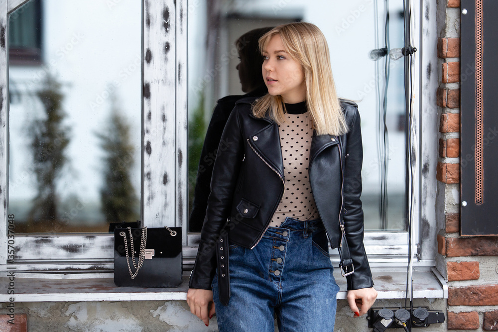 Φωτογραφία Outdoors lifestyle portrait of happy stunning blonde girl in black jacket