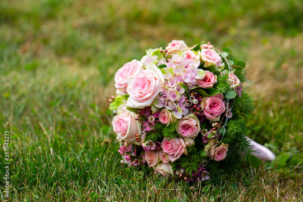 bride’s wedding bouquet, beautiful bouquet, delicate flowers on green grass bride’s wedding bouquet, beautiful bouquet, delicate flowers on green grass