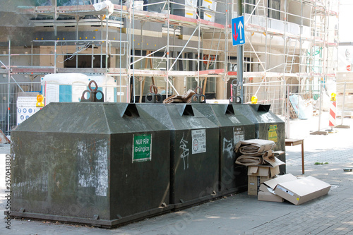 Altglascontainer vor Baustelle in Hamburg photo