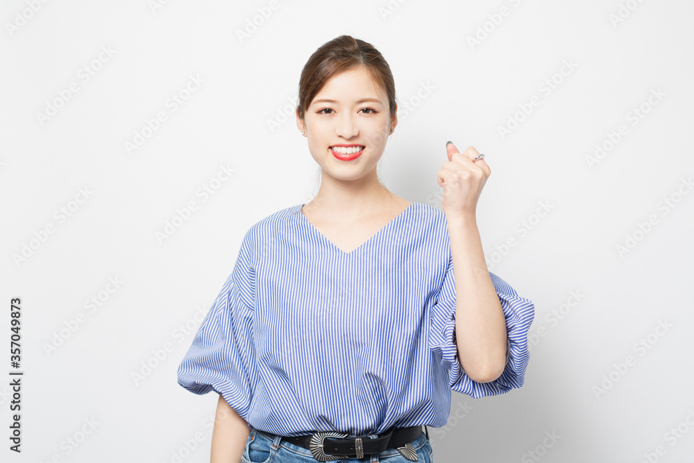 Obraz premium ガッツポーズをする若い女性