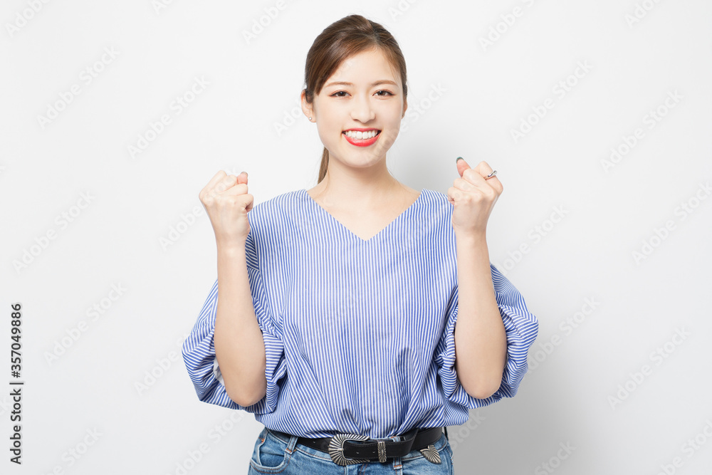 ガッツポーズをする若い女性 ガッツポーズをする若い女性