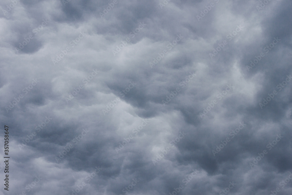 Obraz premium Stormy dark cloudy sky before rain texture background.