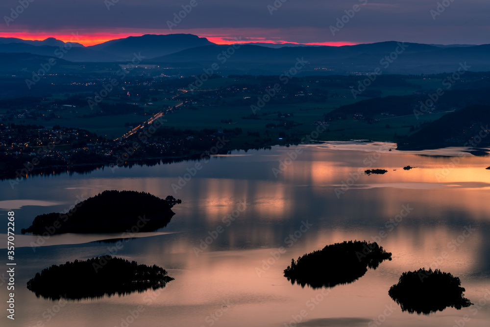 Zachód słońca nad Tyrifjorden zwanego Jezioro Tyri z punktu widokowego Kongens utsikt (królewski widok) - obrazy, fototapety, plakaty 