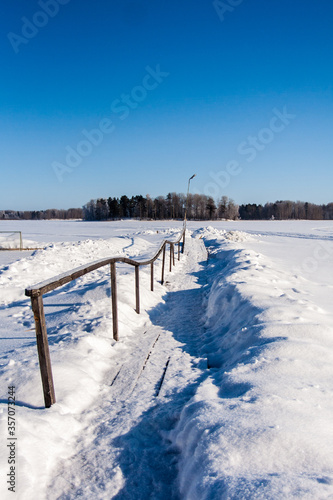 Frost snowflakes on wood, bridge with sun and snow © Morgenstjerne