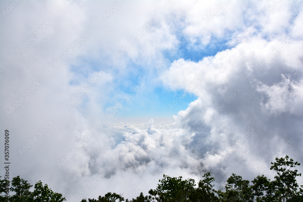 北アルプス、蝶ヶ岳山頂の雲海の波間に垣間見える,晴れた夏の青空。A clear blue sky with a glimpse of the sea of clouds at mountaintop of Mt.Chougatake. in the northern alps. 北アルプス、蝶ヶ岳山頂の雲海の波間に垣間見える,晴れた夏の青空。A clear blue sky with a glimpse of the sea of clouds at mountaintop of Mt.Chougatake. in the northern alps.