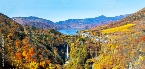 日光国立公園、紅葉に染まる中禅寺湖と華厳の滝の俯瞰