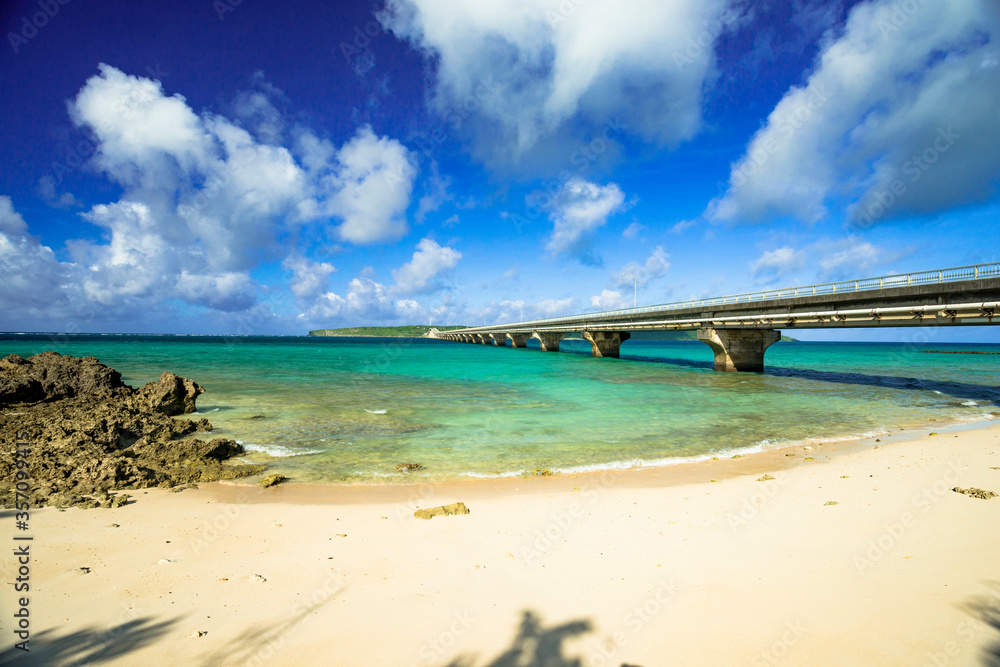 来間大橋と美しいサンゴ礁の海