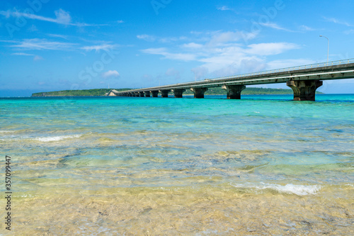 来間大橋と美しいサンゴ礁の海 © san724