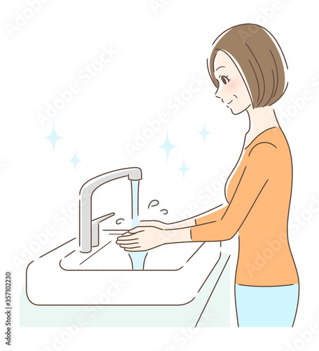 水道水で手を洗う女性