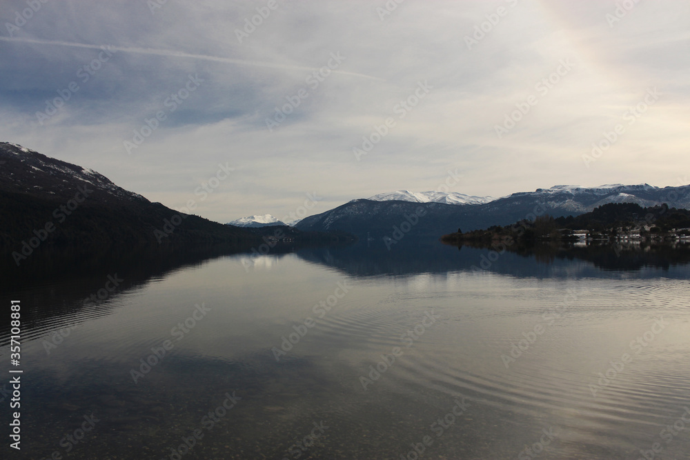 foto panorámica de lago y montañas