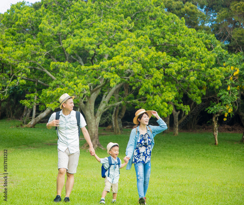 Obraz premium happy family hiking through the forest