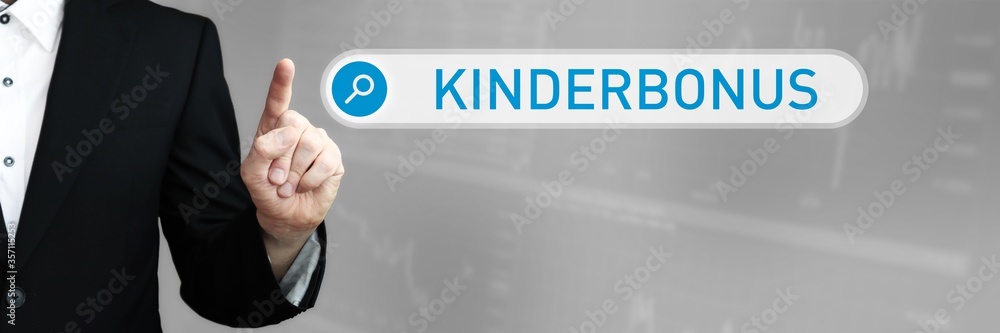 Fototapeta premium Kinderbonus. Mann zeigt mit Finger auf Suchfeld im Internet. Blaues Wort steht in der Suche. Konzept für Business, Finanzen, Statistik