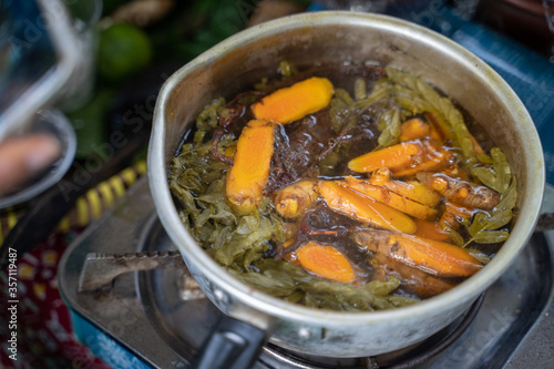 boil turmeric rhizome, tamarind and tamarind leaves with a pan, the concept of making traditional herbal medicine