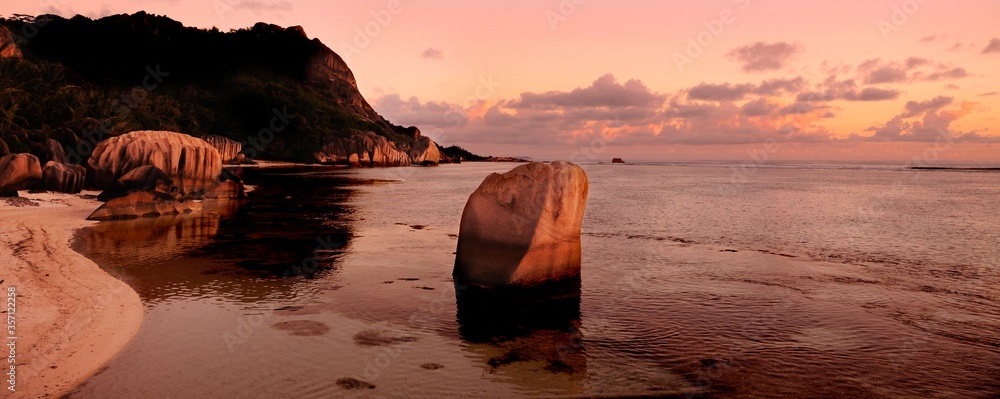 Mesmerizing landscape shot of La Digue La Seychelles - obrazy, fototapety, plakaty 