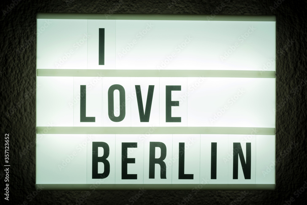 Fototapeta premium Eine Leuchttafel I Love Berlin
