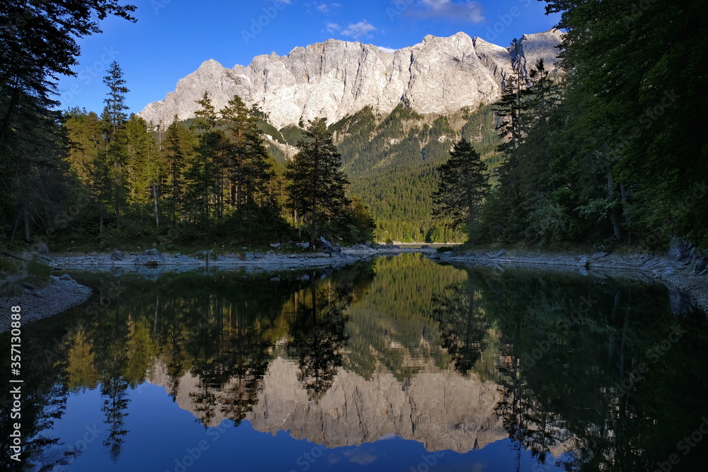 Bergsee mit Spiegelung vor Bergmassiv in den Alpen, Bayern 