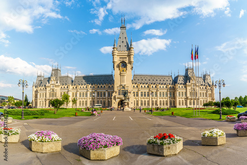 Obraz na płótnie Iasi, Romania - June 09, 2020: Landscape with central square with Cultural Palace in Iasi, Moldavia, Romania w salonie