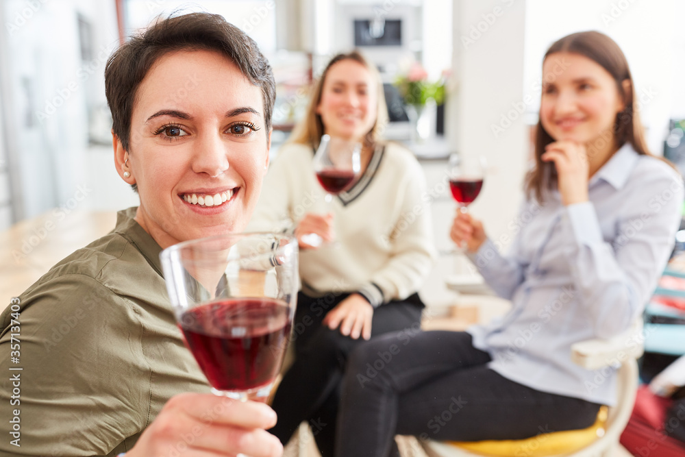 Freundinnen in WG Küche trinken Glas Rotwein zusammen Freundinnen in WG Küche trinken Glas Rotwein zusammen