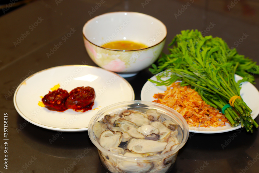 Fresh oysters closely on the table, served with oysters and side dishes Seafood for health Fresh oysters in the restaurant, delicious food Fresh oysters closely on the table, served with oysters and side dishes Seafood for health Fresh oysters in the restaurant, delicious food
