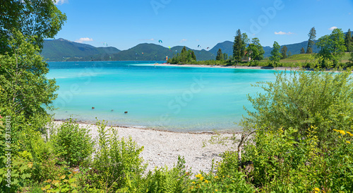 türkisblauer Walchensee mit Blick auf die Halbinsel Zwergern, Landschaft in Oberbayern