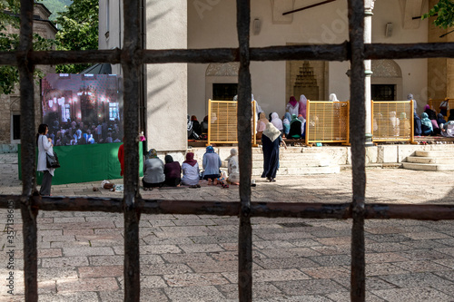 Blick auf das Gelände einer Mosche, Frauen dürfen aussen beten, Das Geschehen im inneren der Mosche wird auf einen großen Bildschirm nach draussen übertragen, Sarajevo, Bosnien Herzegowina © Frank