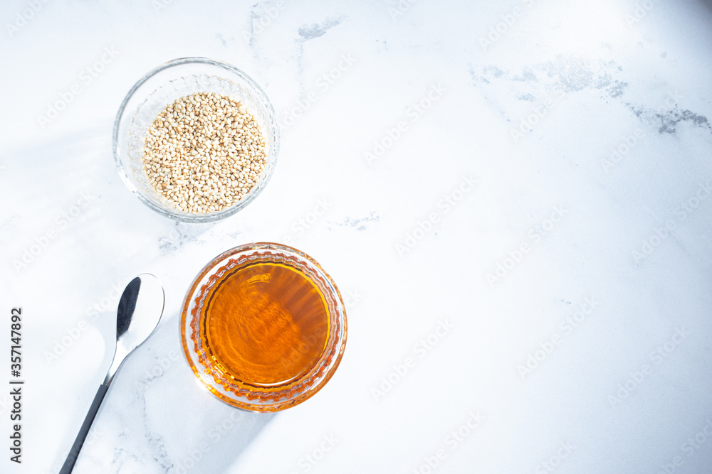 胡麻油と胡麻。食用や美容用オイル。 胡麻油と胡麻。食用や美容用オイル。