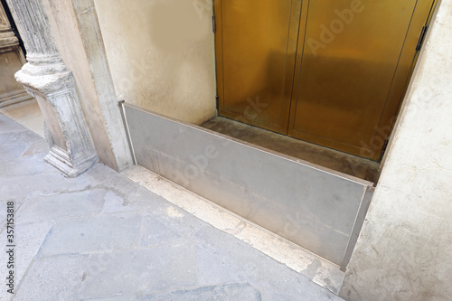 Photos stainless steel bulkhead for the protection of the entrance of t