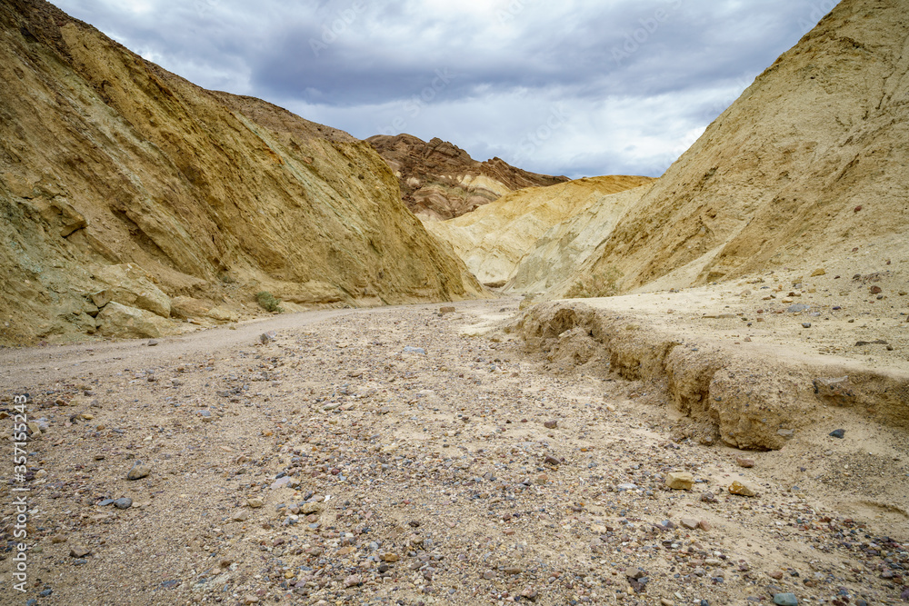 Fototapeta premium hikink the golden canyon - gower gulch circuit in death valley, california, usa