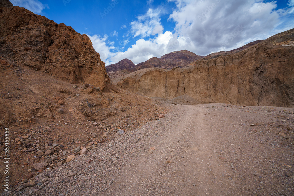 Fototapeta premium hikink the natural bridge trail in death valley, california, usa