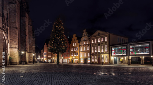 Fototapeta Naklejka Na Ścianę i Meble -  Historic old town Osnabrück with stepped gable houses and Christmas tree at night