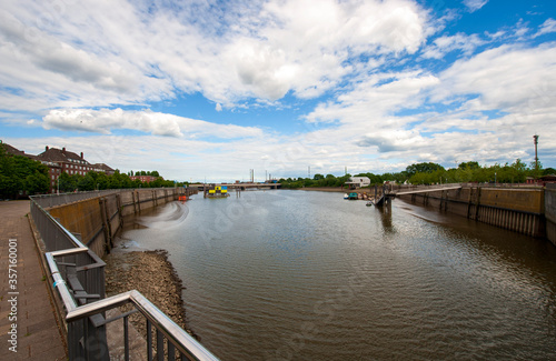 Müggenburger Kanal an der Veddel, links Promenade Am Zollhafen, rechts Ballin Park,Hamburg