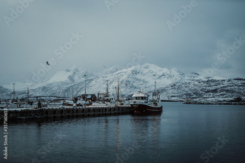 Norwegen Lofoten Hafen mit Schiff in Ramberg © Sio Motion