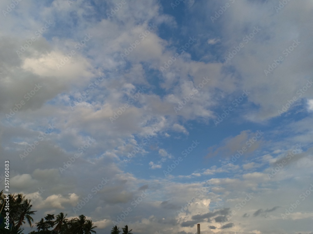 Obraz premium Blue sky background with white clouds