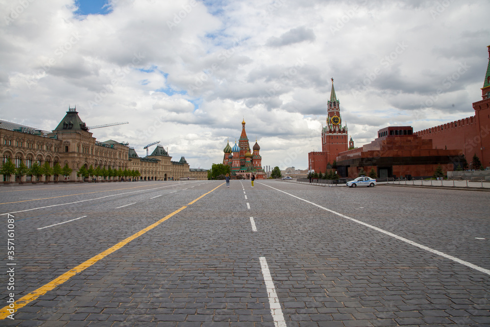 Obraz premium Red Square, Kremlin, GUM without people during quarantine Covid-19, Lenin's mausoleum