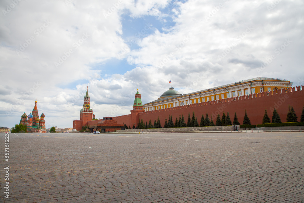 Obraz premium Red Square, Kremlin, GUM without people during quarantine Covid-19