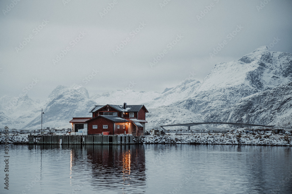 Fototapeta premium Norwegen Lofoten rotes Haus am Meer