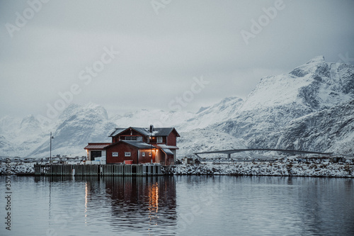 Norwegen Lofoten rotes Haus am Meer