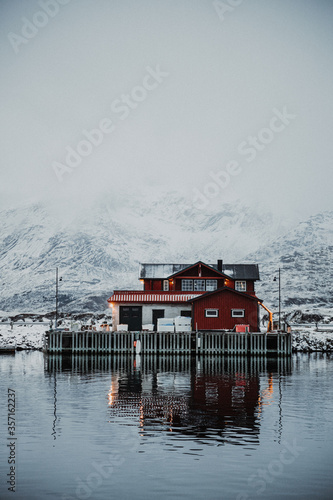 Norwegen Lofoten rotes Haus am Meer