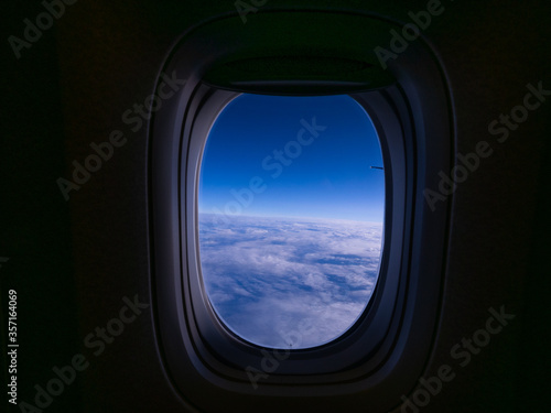 飛行機の窓から見た景色