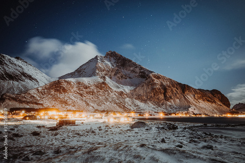 Norwegen Lofoten verschneites Ramberg bei Nacht