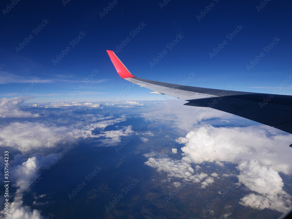 Fototapeta premium 飛行機の窓から見た景色