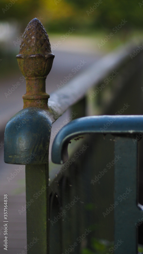 Motif de barrière d'un pont enjambant l'Estrigon, dans les Landes Motif de barrière d'un pont enjambant l'Estrigon, dans les Landes