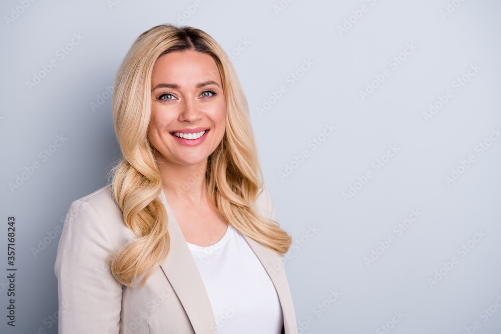 Close-up portrait of her she nice attractive charming cheerful content wavy-haired businesslady qualified marketing director it team lead isolated on light white gray pastel color background Close-up portrait of her she nice attractive charming cheerful content wavy-haired businesslady qualified marketing director it team lead isolated on light white gray pastel color background