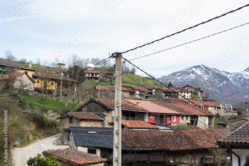 Pueblo tranquilo entre las montañas nevadas © ruben